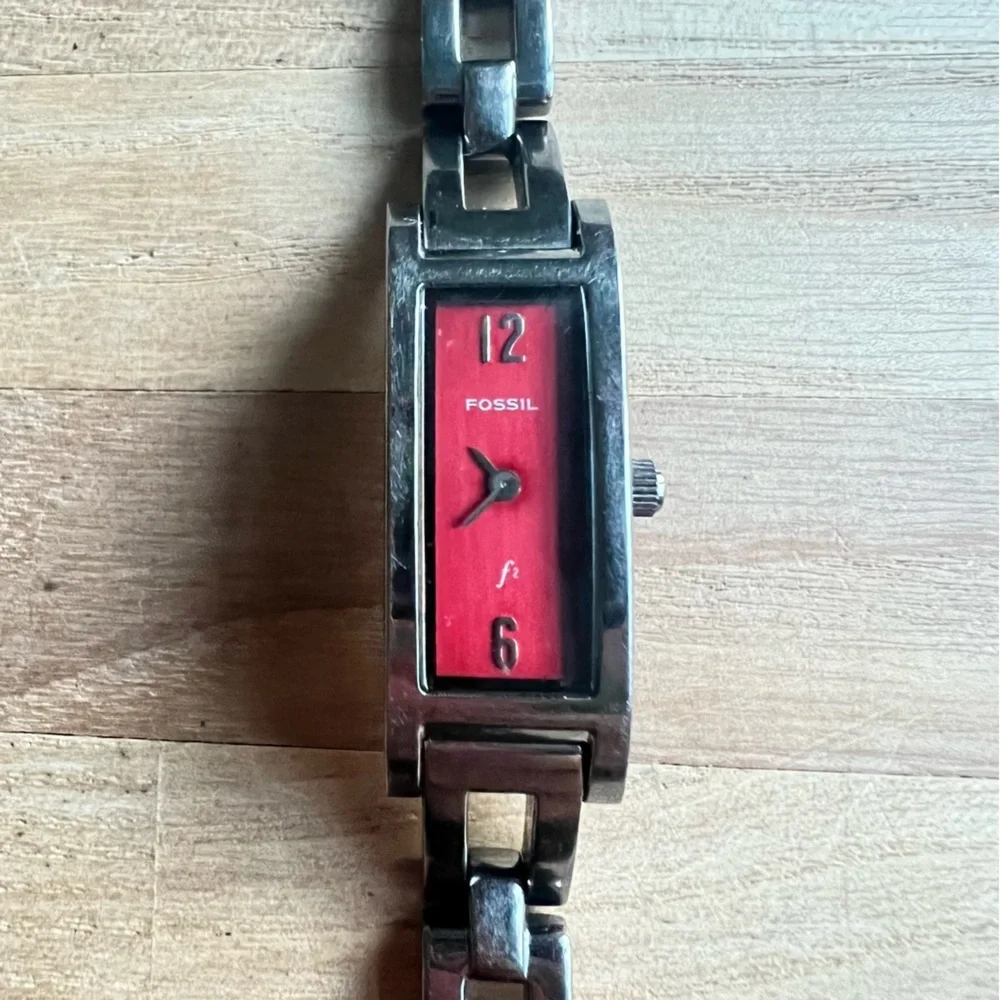 Fossil f2 ladies rectangular red dial stainless steel bracelet watch NEW BATTERY - Picture 1 of 7